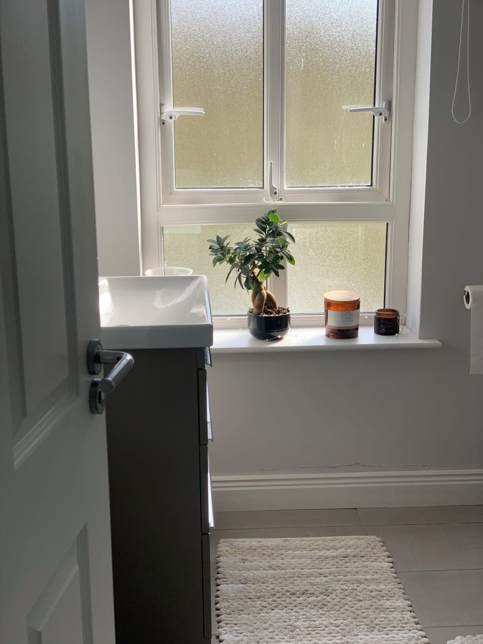 Main bathroom on middle floor