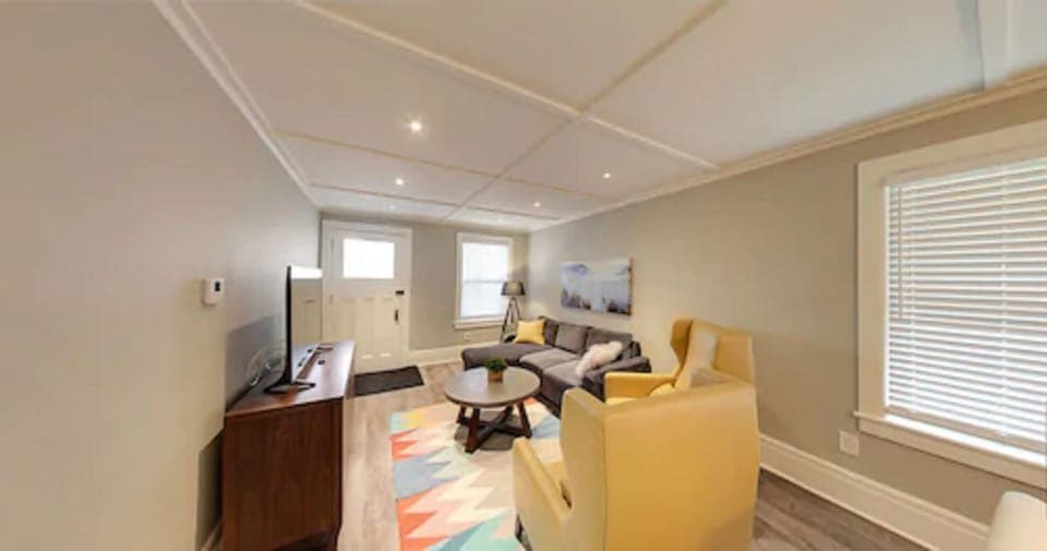 2 Bedroom House, 1 Queen Bed and 2 Double Beds | Living area | 27-inch TV with premium channels