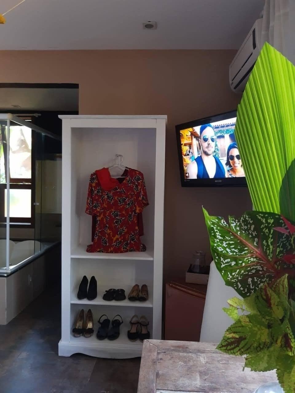 Romantic Suite, 1 Queen Bed, Non Smoking, Air conditioning | Free WiFi, bed sheets