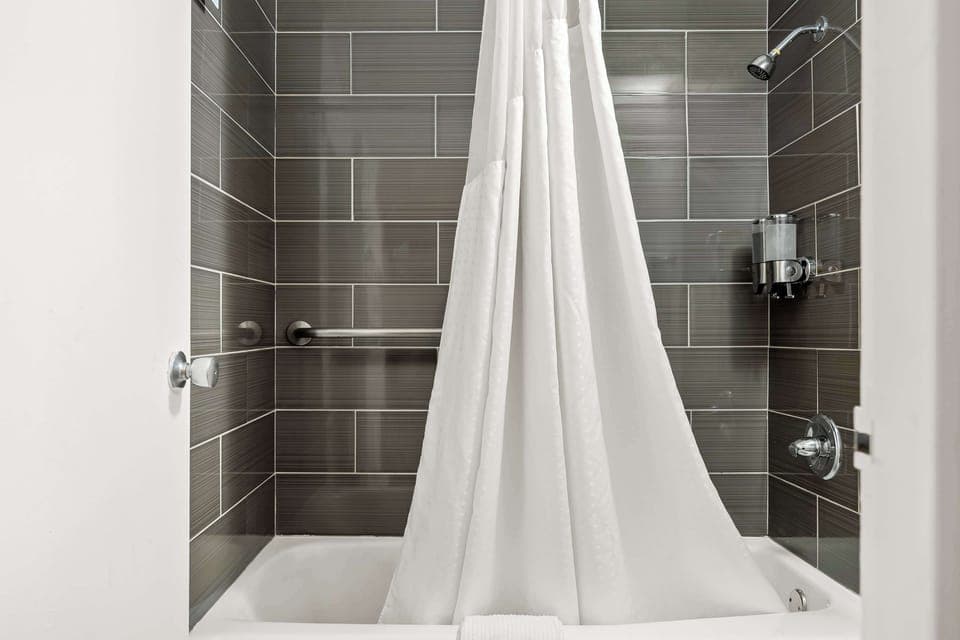 Combined shower/tub, rainfall showerhead, designer toiletries, towels