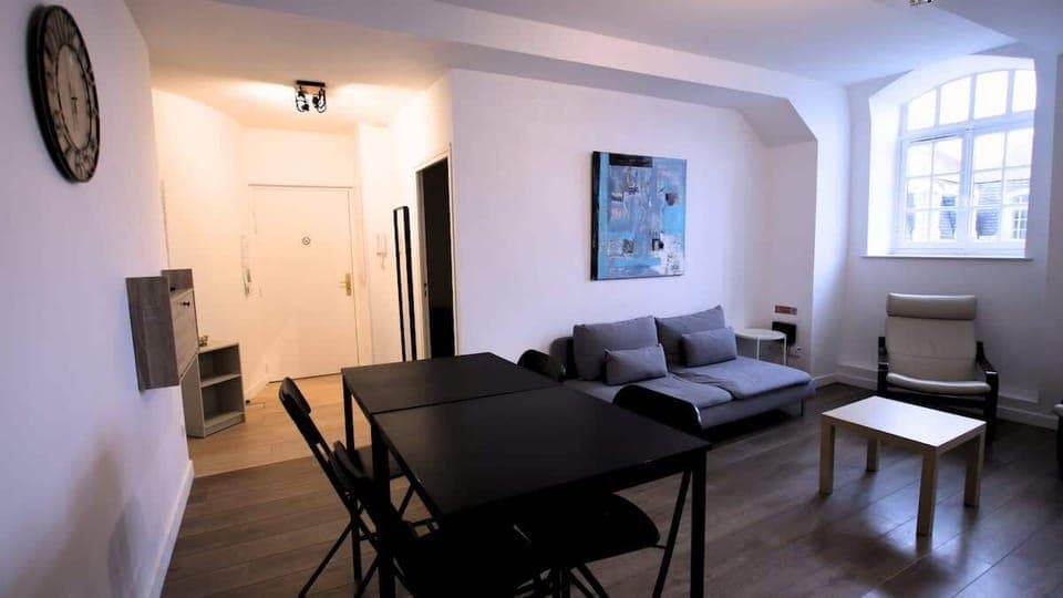 Espace repas dans le salon pour quatre personnes.
Le salon est équipé d'une télévision.