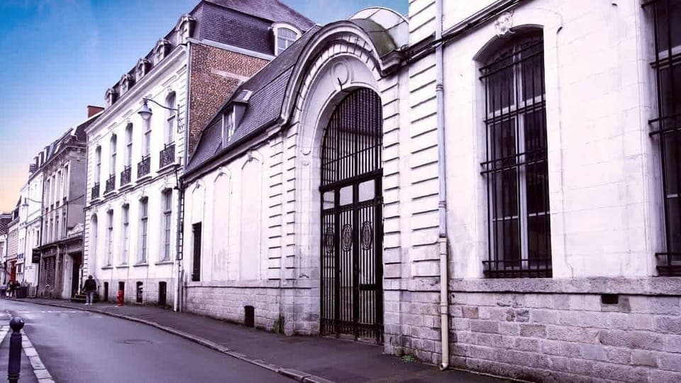 Grille d'entrée de l'immeuble.