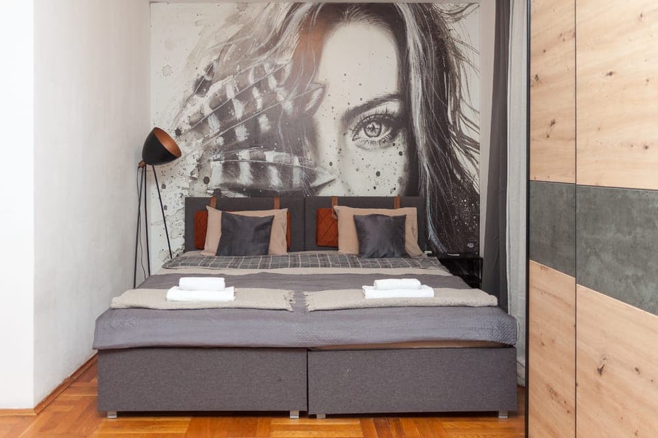 Urban Room 5 | Desk, laptop workspace, soundproofing, free WiFi