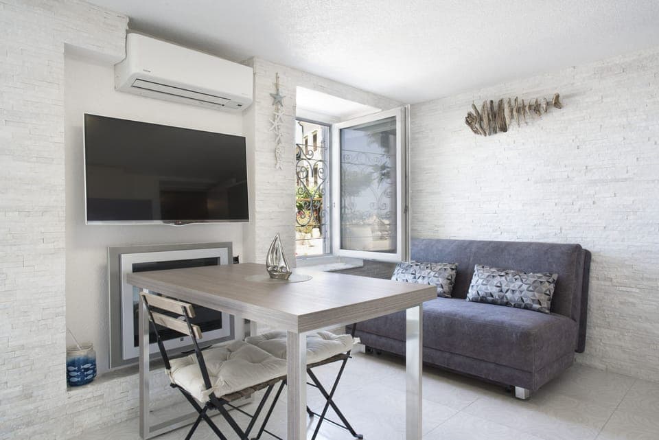 Apartment, 1 Bedroom, Sea View, Ground Floor | In-room dining