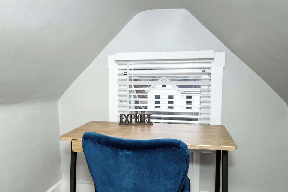 Find inspiration at this serene workspace ✨💻 A cozy desk perfectly positioned by the window offers natural light and peaceful views, creating the ideal spot for productivity or daydreaming.