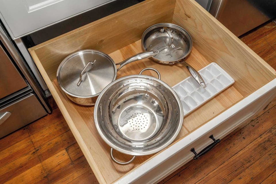 No need to pack the dishes & cookware for your Kentucky getaway!