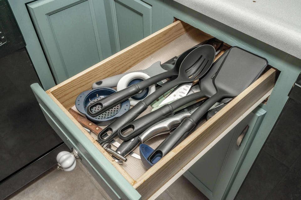 No need to pack the dishes & cookware for your Kentucky getaway!