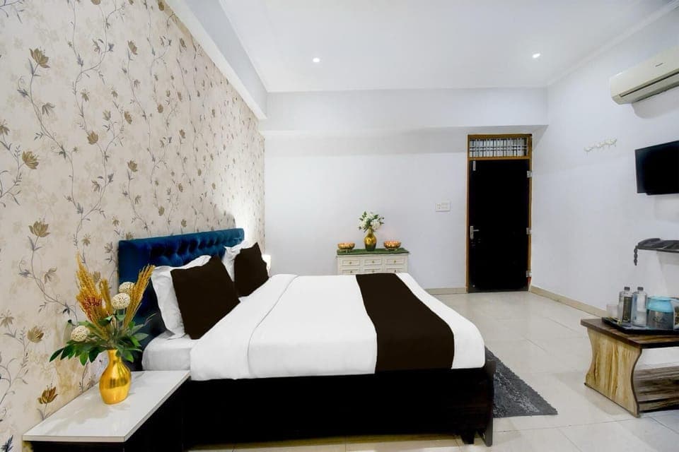 Classic Double Room, Garden View | Desk, laptop workspace, free WiFi