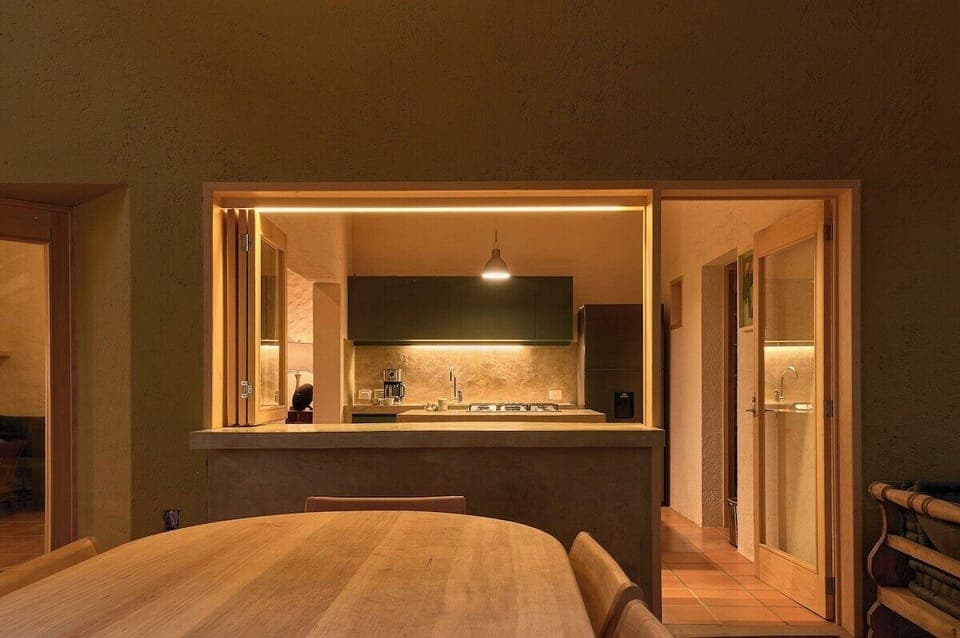 Zona de comunicación y convivencia entre la cocina y el comedor