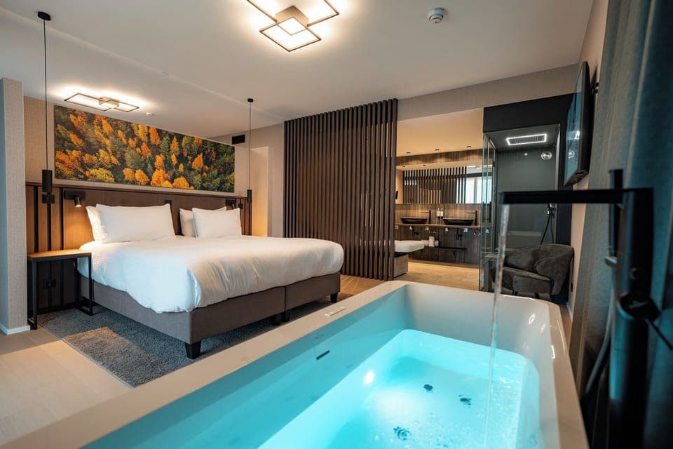Exclusive Suite, 1 Bedroom, Hot Tub | Premium bedding, pillowtop beds, in-room safe, desk