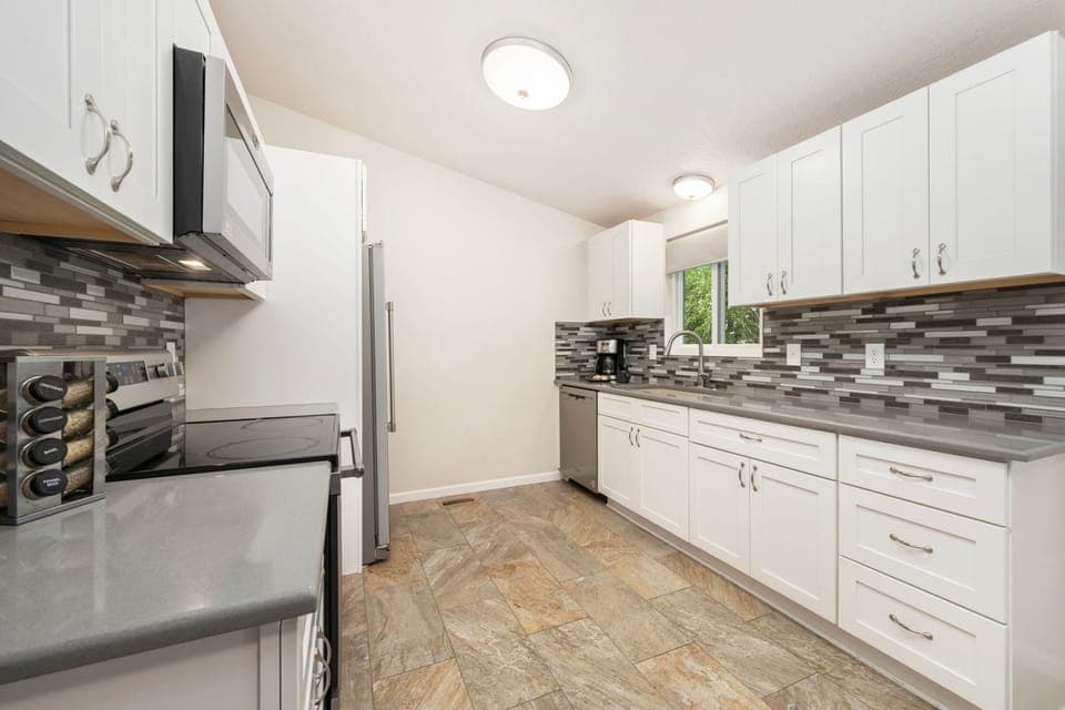 House, Multiple Beds, Balcony, Garden View (1119 S Edinburgh Drive) | Private kitchen | Fridge, microwave, oven, stovetop