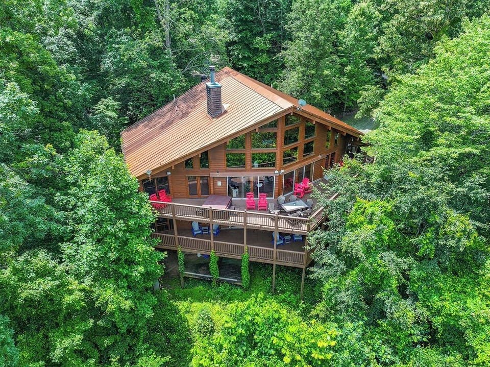 Total seclusion. No other cabins in site.