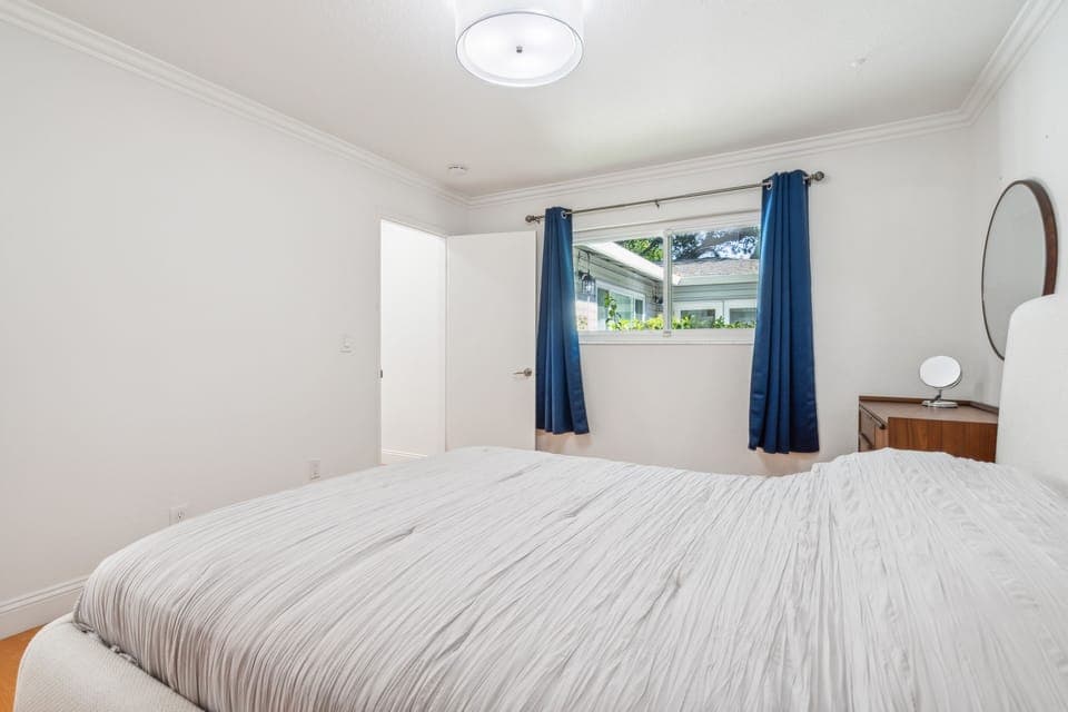 Indoors, Furniture, Bed, Bedroom, Room