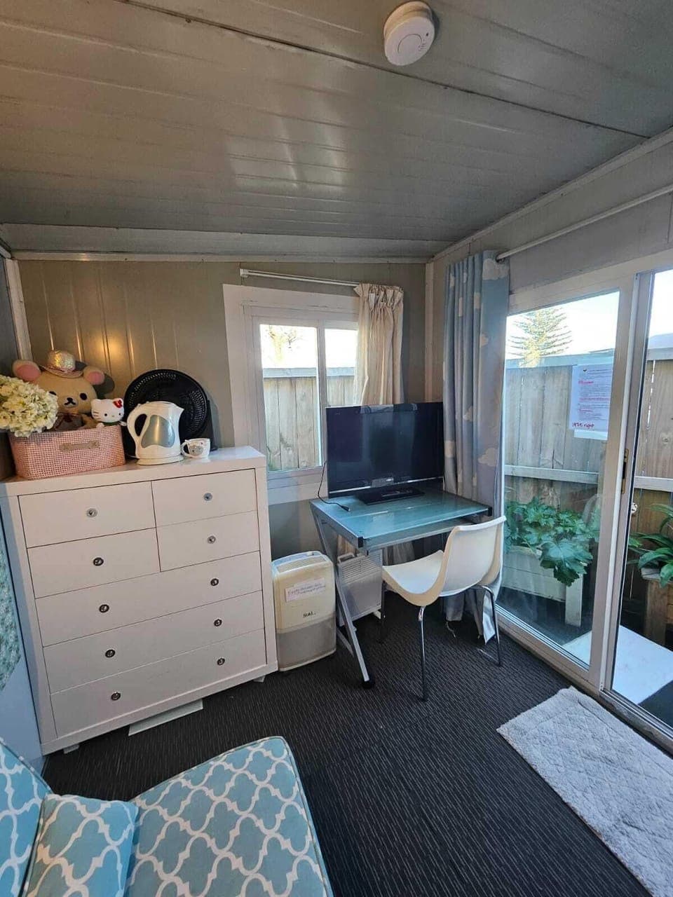 Standard Cabin | Desk, laptop workspace, free WiFi