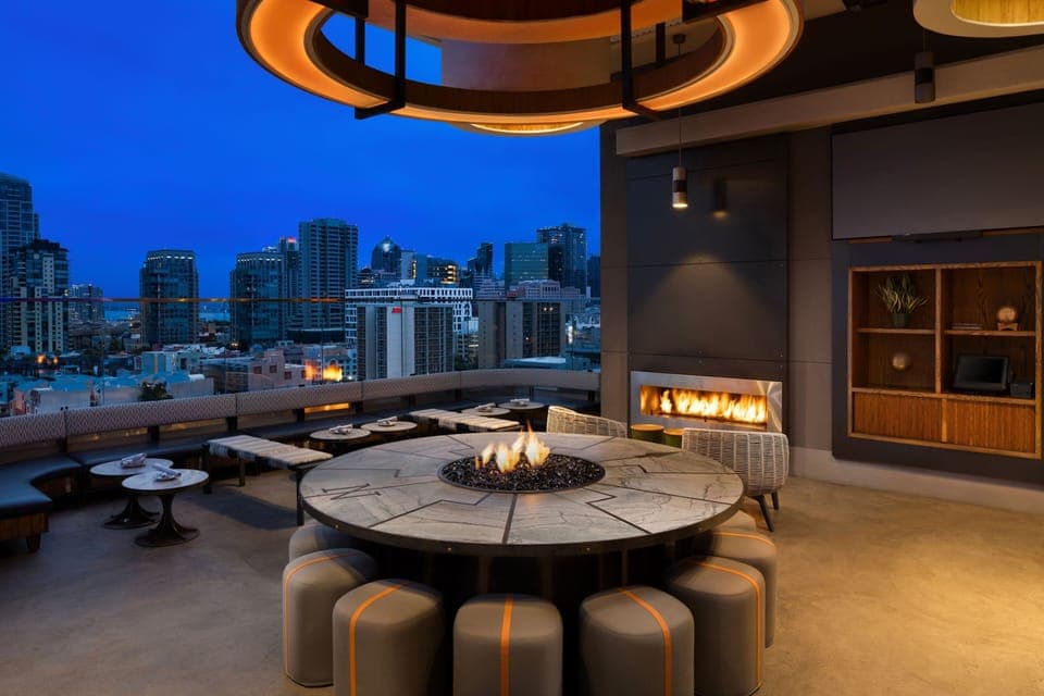 2 restaurants, breakfast, dinner served; American cuisine