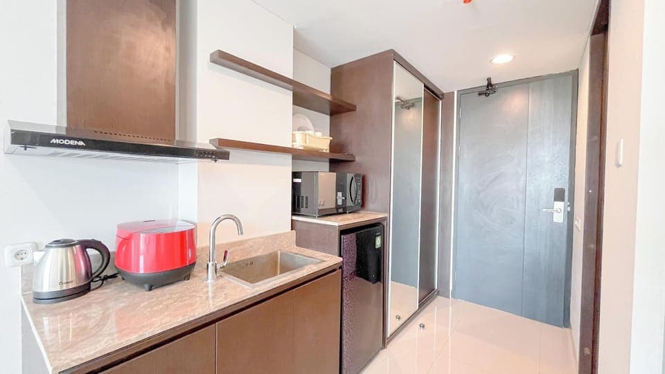 Deluxe Studio | Private kitchen | Fridge, microwave, rice cooker