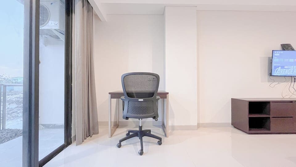 Deluxe Studio | Desk