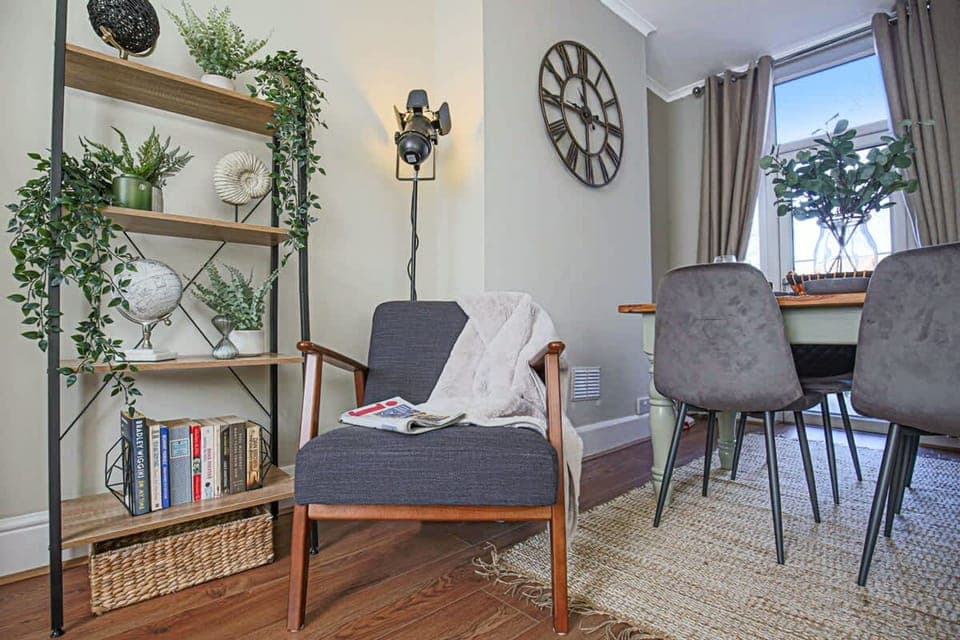 House | 2 bedrooms, desk