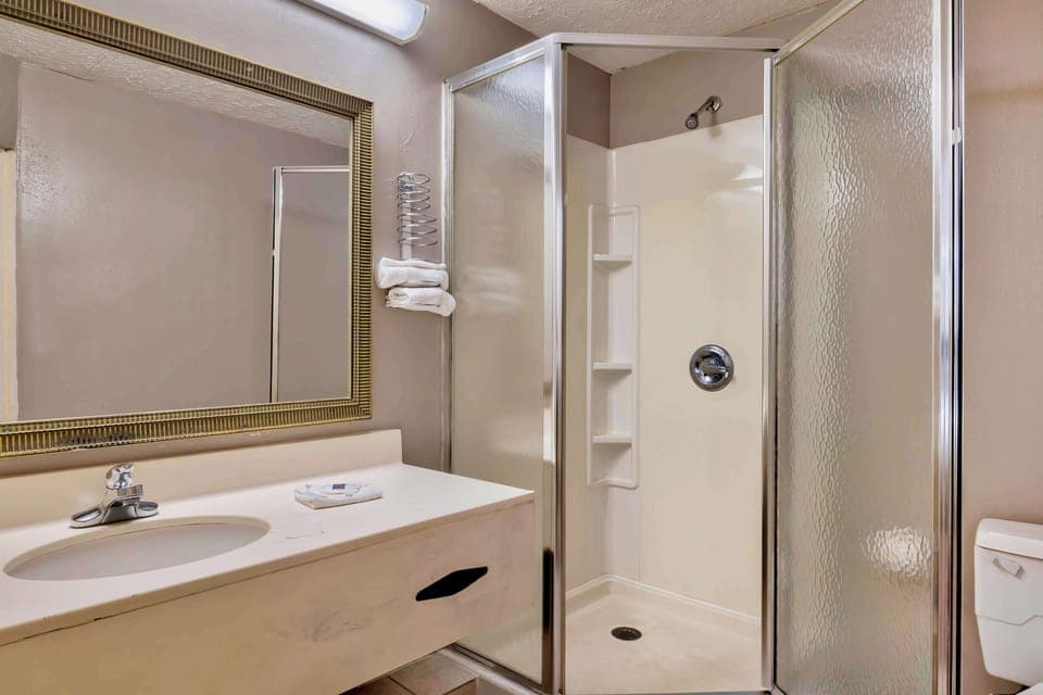 Combined shower/tub, towels