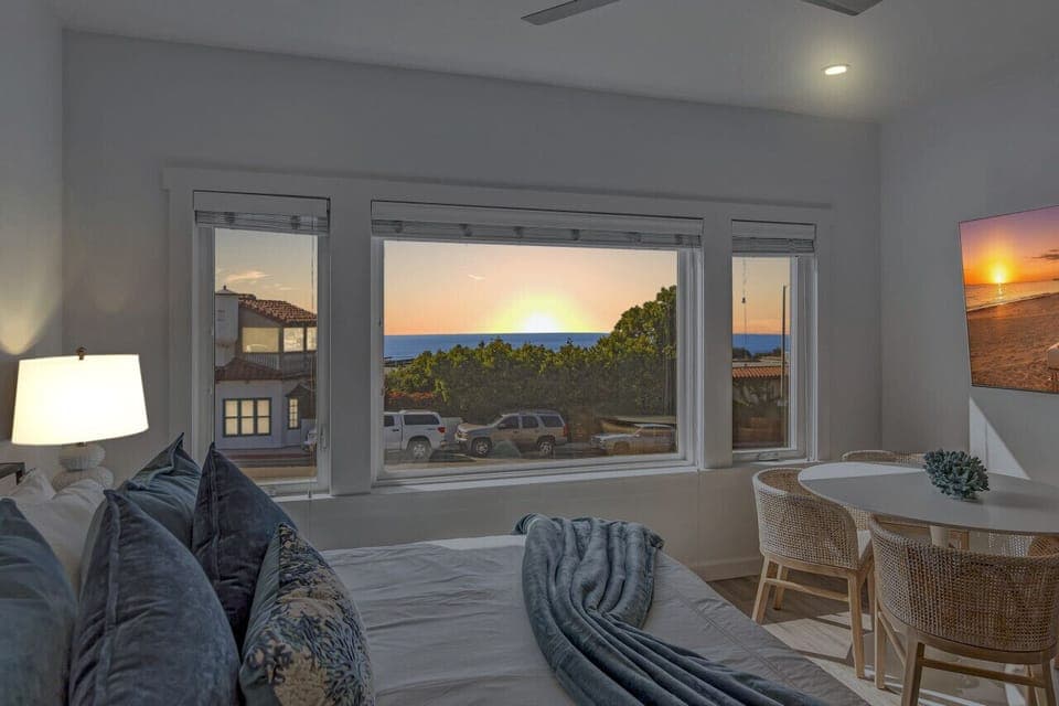 Gorgeous ocean views!  Ideal location award winning Drake restaurant next to you and Victoria Beach in front of you!