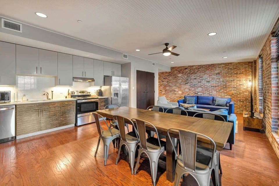 Dining Room: Cook and dine in style with this fully equipped kitchen and dining area, perfect for family meals or entertaining guests.