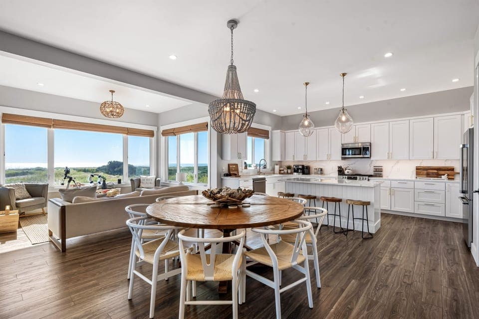 Open kitchen, dining and bay view lounge area
