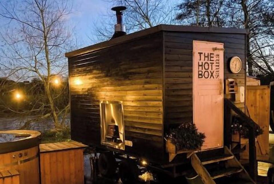 Property over looks the Hot Box Sauna 5 minutes walk from House on the banks of the river boyne 