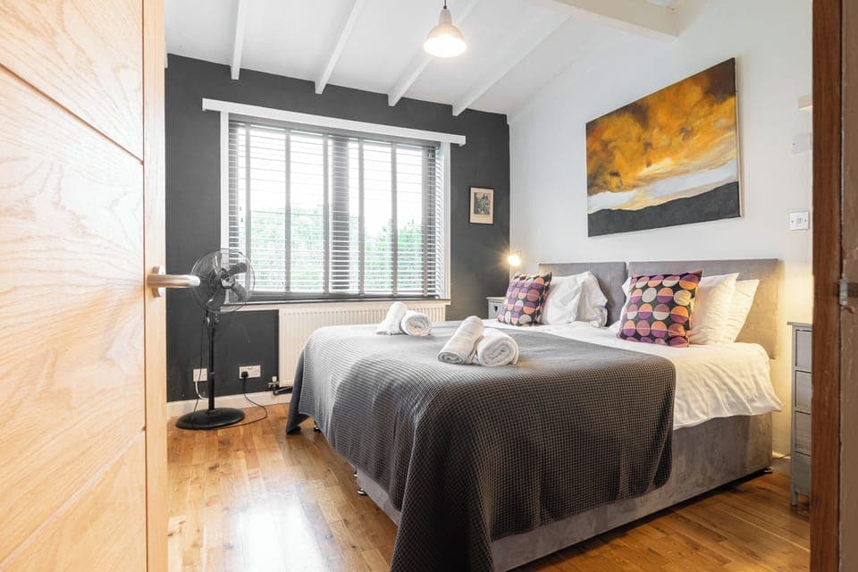 6 bedrooms, free wired internet, bed sheets