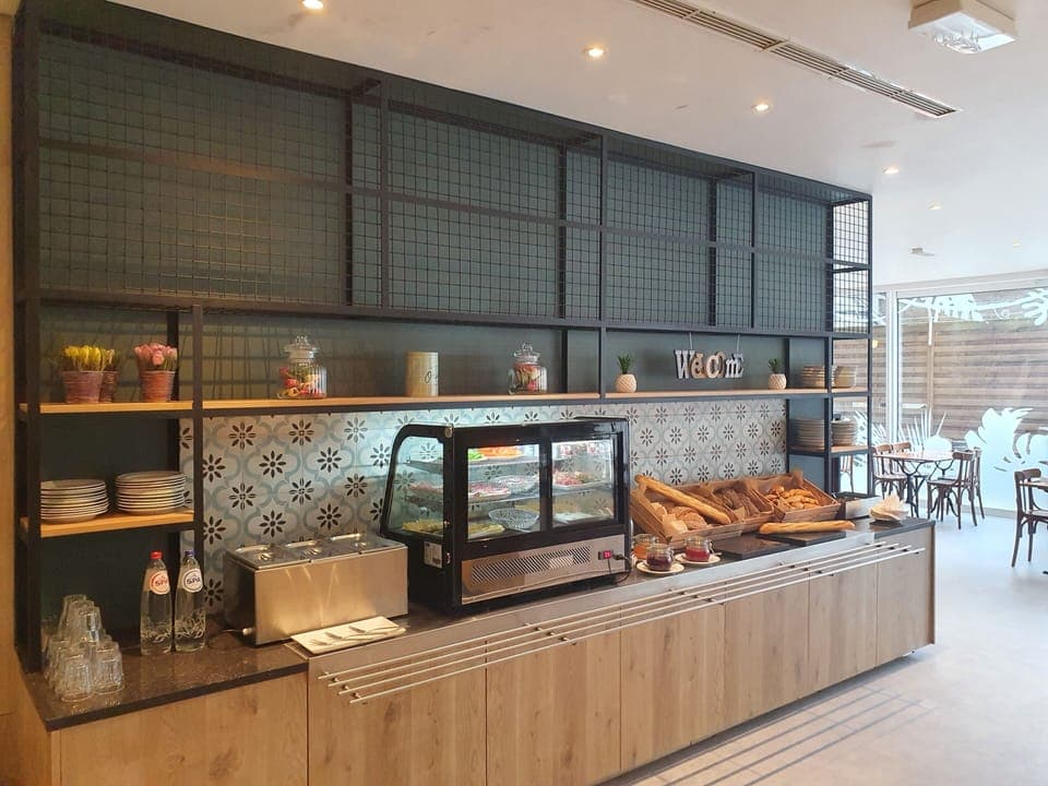 Daily continental breakfast (EUR 17 per person)