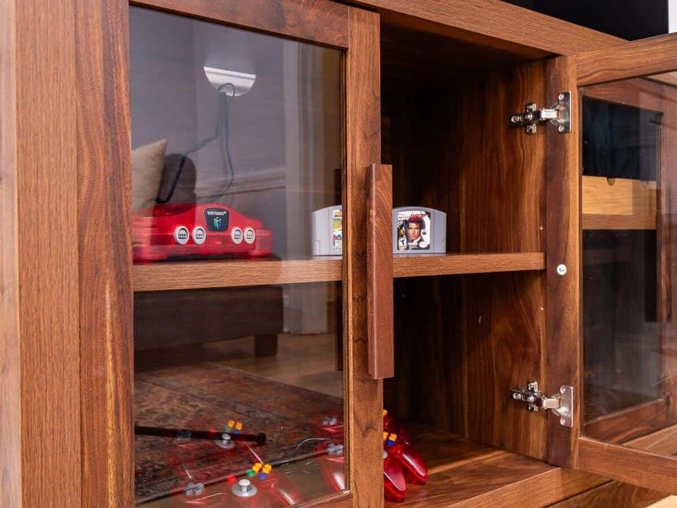 Luxury dining for eight, designed for togetherness.