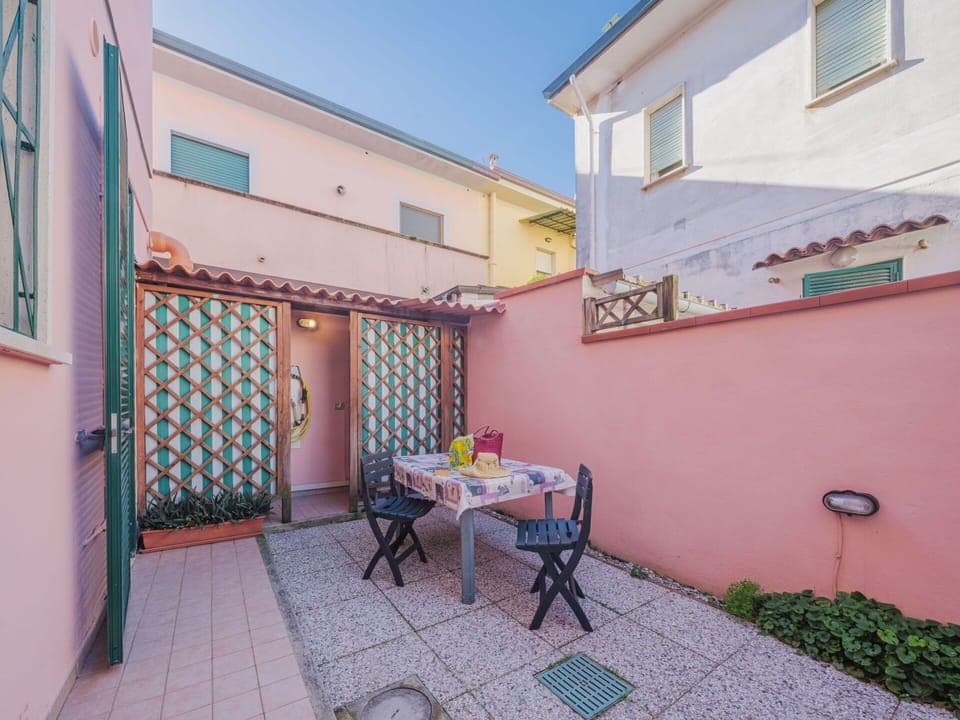 Window, Property, Plant, Flowerpot, Azure, Building, Houseplant, Sky, Table, Neighbourhood
