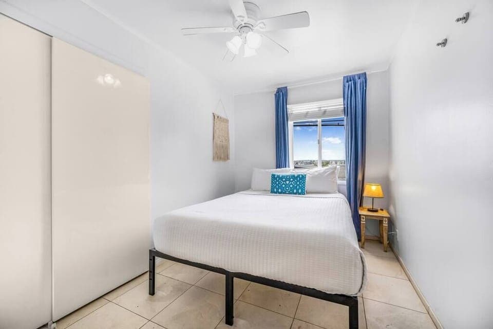 Queen size bed in the bedroom.