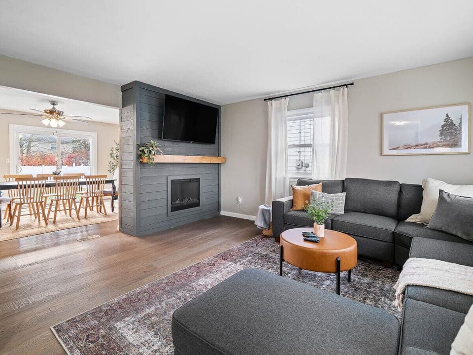 Cozy vibes and a warm welcome!  This space screams comfort and relaxation.  Perfect for movie nights and quality time. 🥰 #homedecor