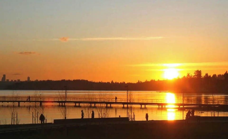 5 minutes driving to Juanita Beach park!