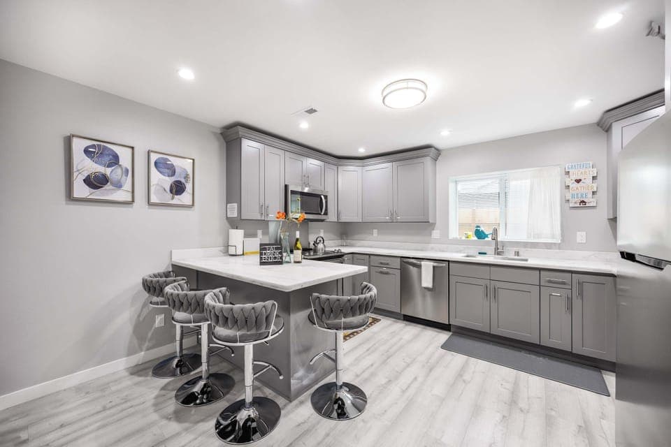 Here is the brand new kitchen with an island for 4 seats
