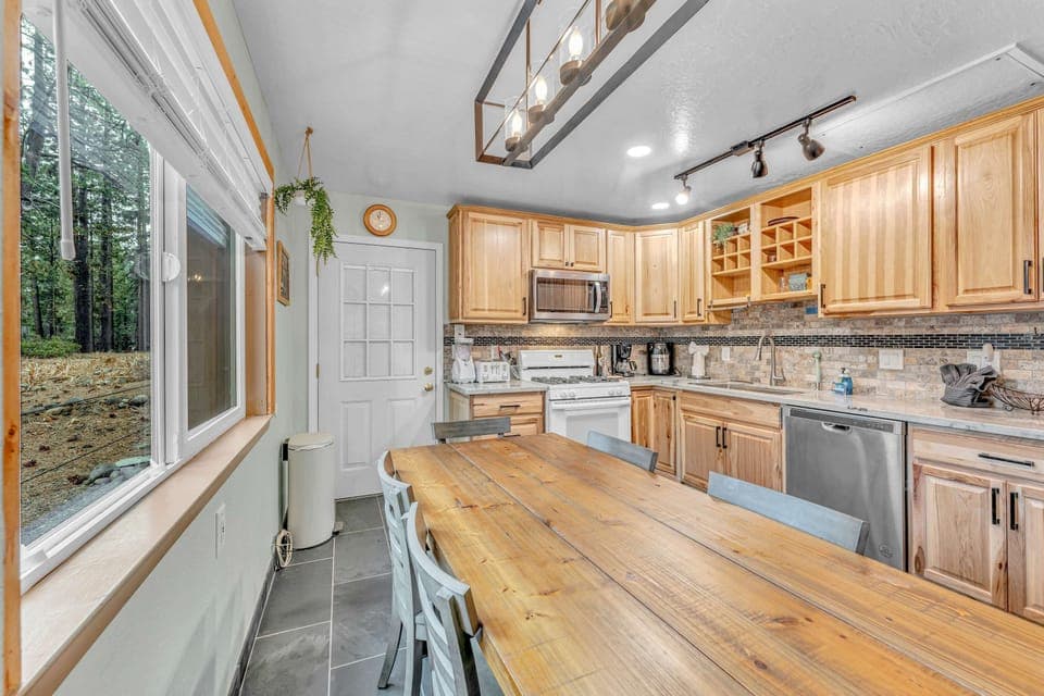 Kitchen: Range of appliances, drip coffee maker, 6-person dining table
