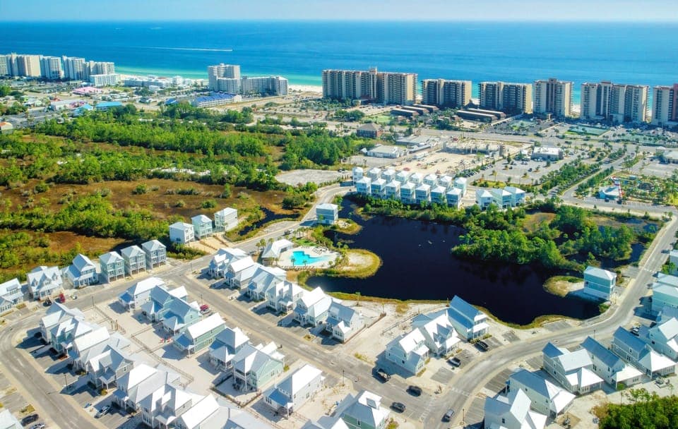 Welcome to Turtle's Nest in Summer Salt! Summer Salt is a new housing community in beautiful Orange Beach! 3 Bedroom, 4 bathroom. Sleeps 9.