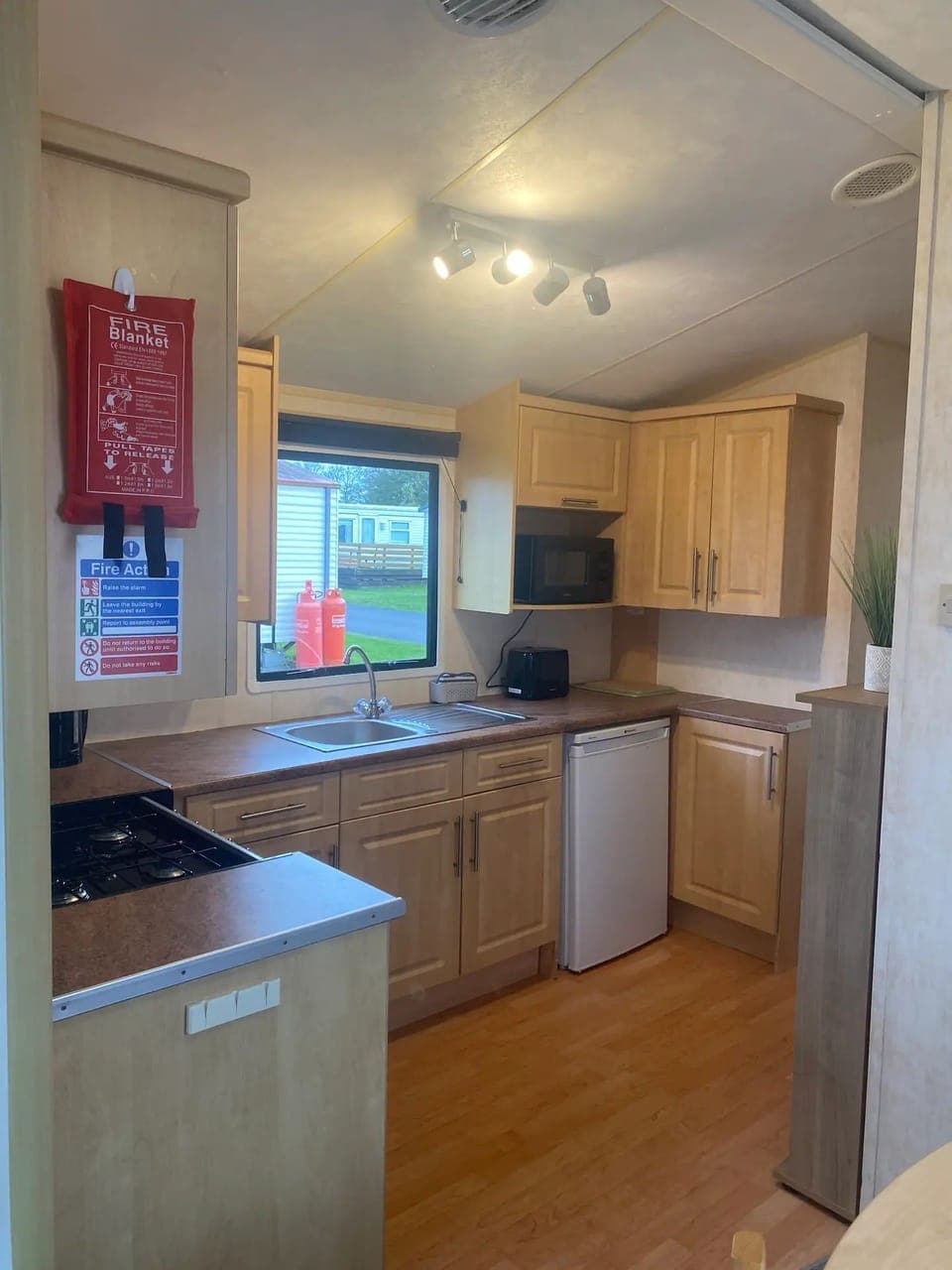 Kitchen: Oven, Fridge, Kettle, Toaster, Utensils, Crockery & Cutlery, Microwave