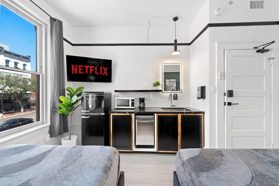 Deluxe Studio Suite (Shared Bathroom) | Premium bedding, memory foam beds, individually furnished