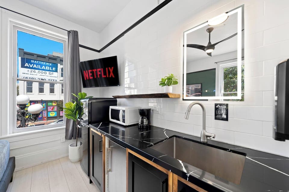 Deluxe Studio Suite (Shared Bathroom) | Private kitchenette | Mini-fridge, microwave, paper towels