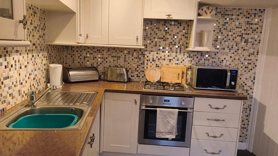 House | Private kitchen | Fridge, microwave, oven, stovetop