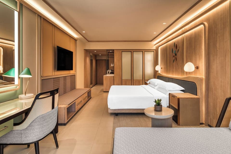 Club Deluxe (King) | Hypo-allergenic bedding, pillowtop beds, in-room safe, desk