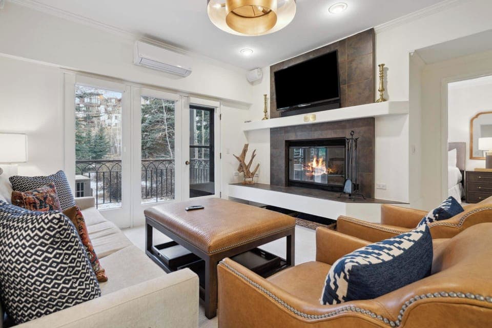 charter-c1305-0433_54115886255_o