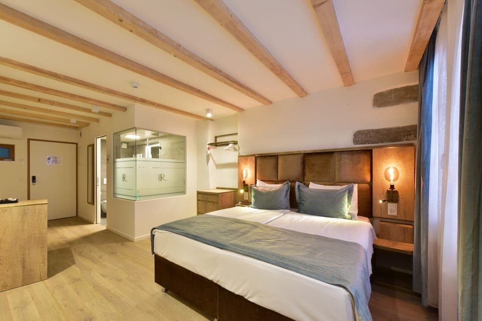 Chambre deluxe supérieure | In-room safe, soundproofing, free WiFi, bed sheets