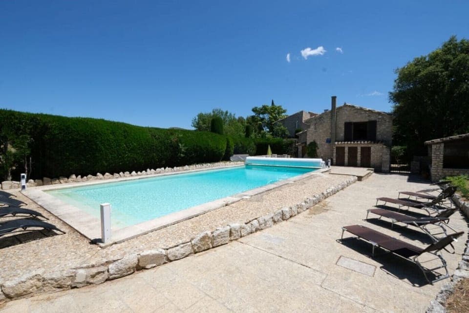 MOURIÈS Alpilles Provence vacation rental, comfortable farmhouse for rent with private pool. 8 people Online reservation with Plaisirs & Maisons de Provence