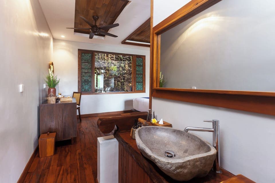 Honeymooner Rain Forest Deluxe Bathtub with Free Minibar | Minibar, in-room safe, soundproofing, free WiFi