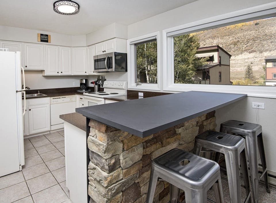 Condo, 3 Bedrooms | Private kitchen | Fridge, oven, coffee/tea maker, toaster