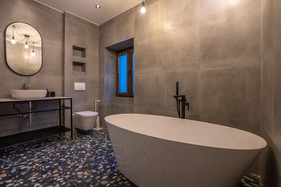 Luxury Double Room | Bathroom | Free toiletries, hair dryer, towels, soap