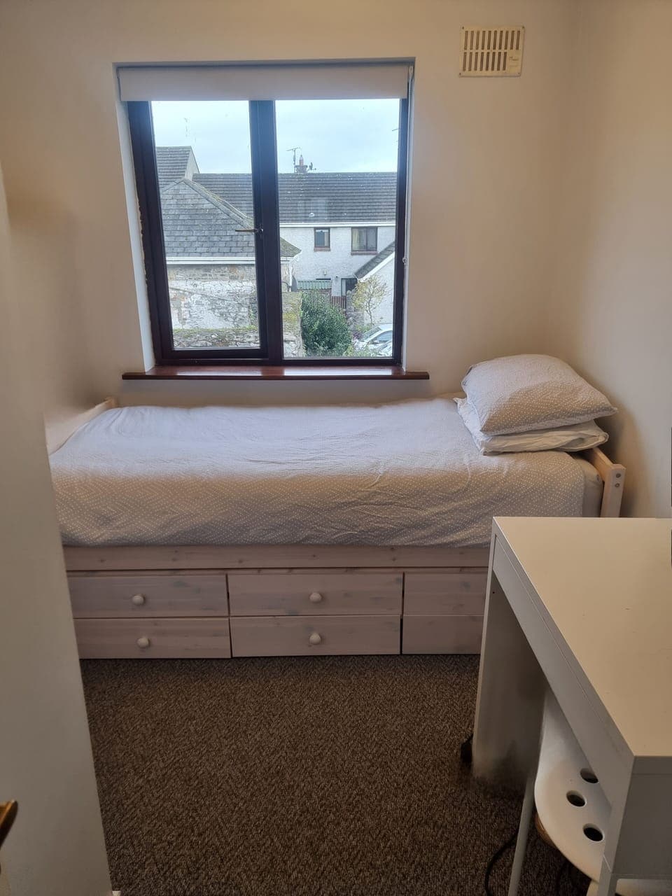 Small single bedroom. The base pulls out and is a full size single (twin)
