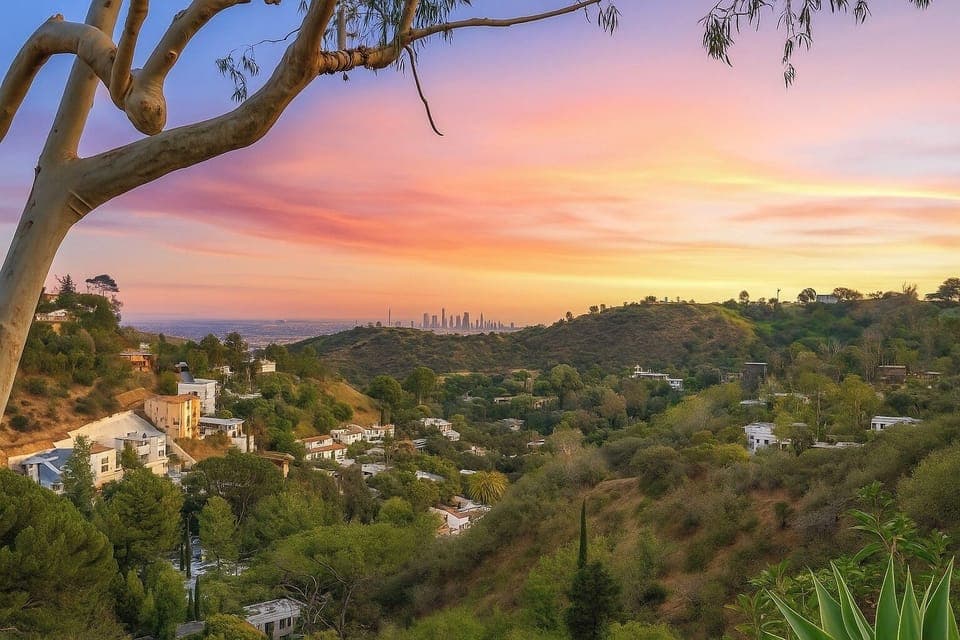 HOLLYWOOD HILLS: SERENE/SAFE/CENTRAL+5 MINS to HOLLYWOOD (Pic from Hiking trail)